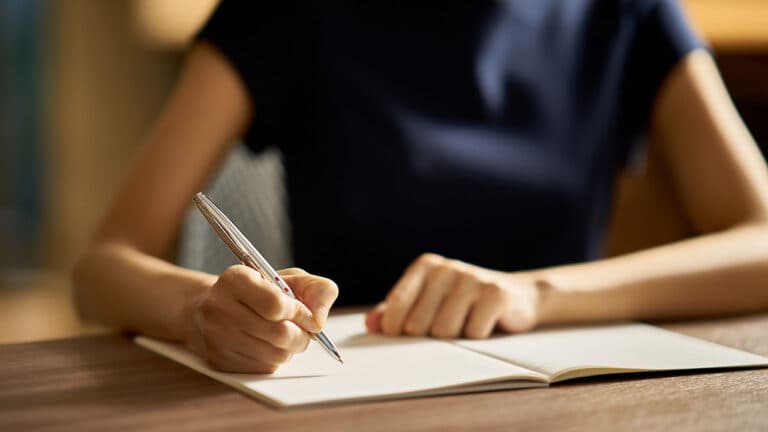 【例文あり】広報の志望動機の書き方|未経験からの転職でも評価される5つのポイントとNG例